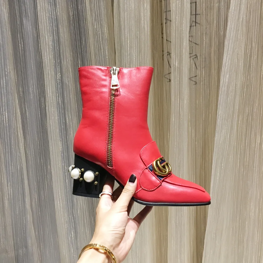 👟👟Ex-factory price 540👟👟 Classic version of GUCCI [Lightning] [Lightning] The latest autumn and winter new style 7-inch short boots [Love] The must-sell model in the picture above [Love] The original shoe last effect is great [Strong] The heel is also the original shoe 1:1 big pearl that fits the heel 100% 👻 Not the cheap small pearl on the market 🎉 The imported fabric is full-grain cowhide 🎁The texture is very beautiful💝Pay special attention to the fact that the inner pads are all imported sheepskin. The heel height is 7 cm. 35--40 in full package.